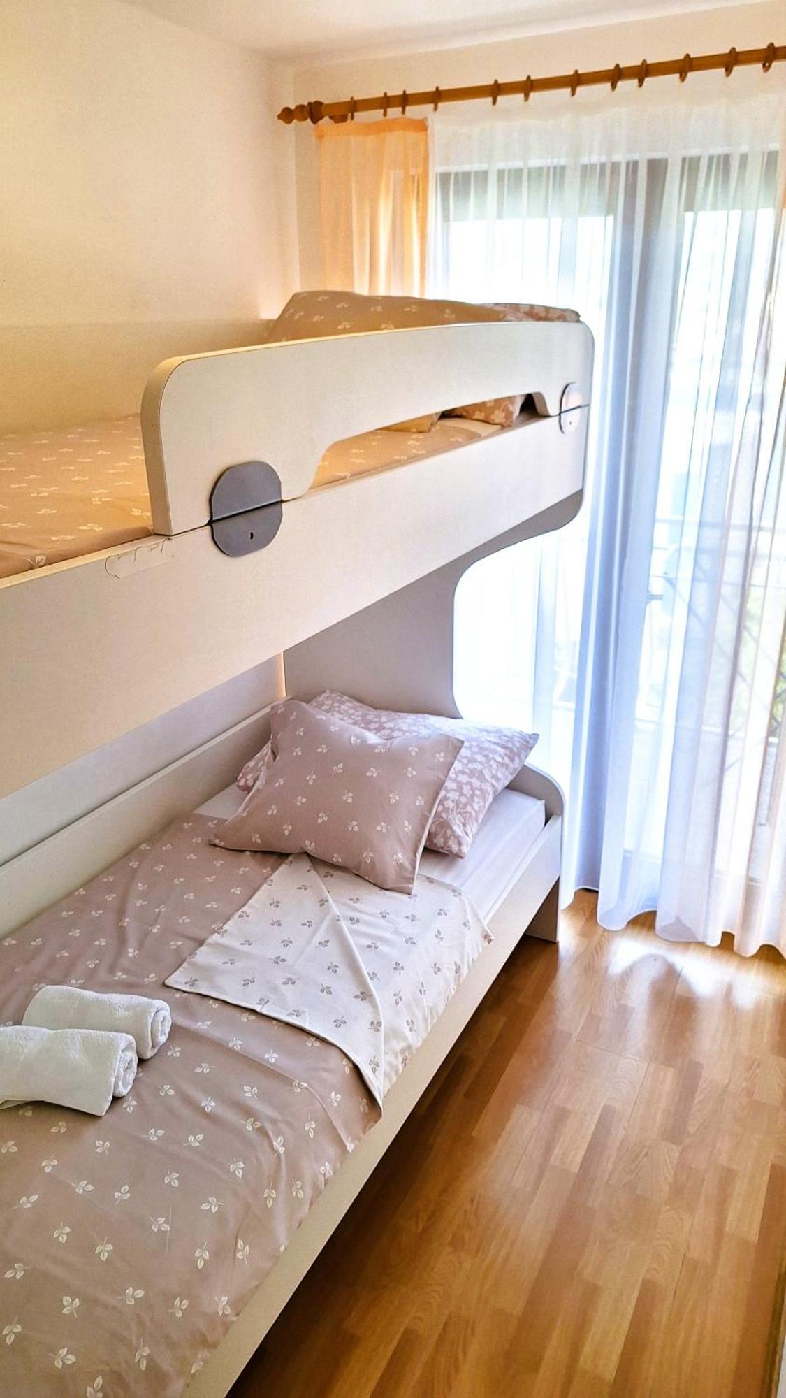 Apartmani I & J Seric Сегет Враница Екстериор снимка