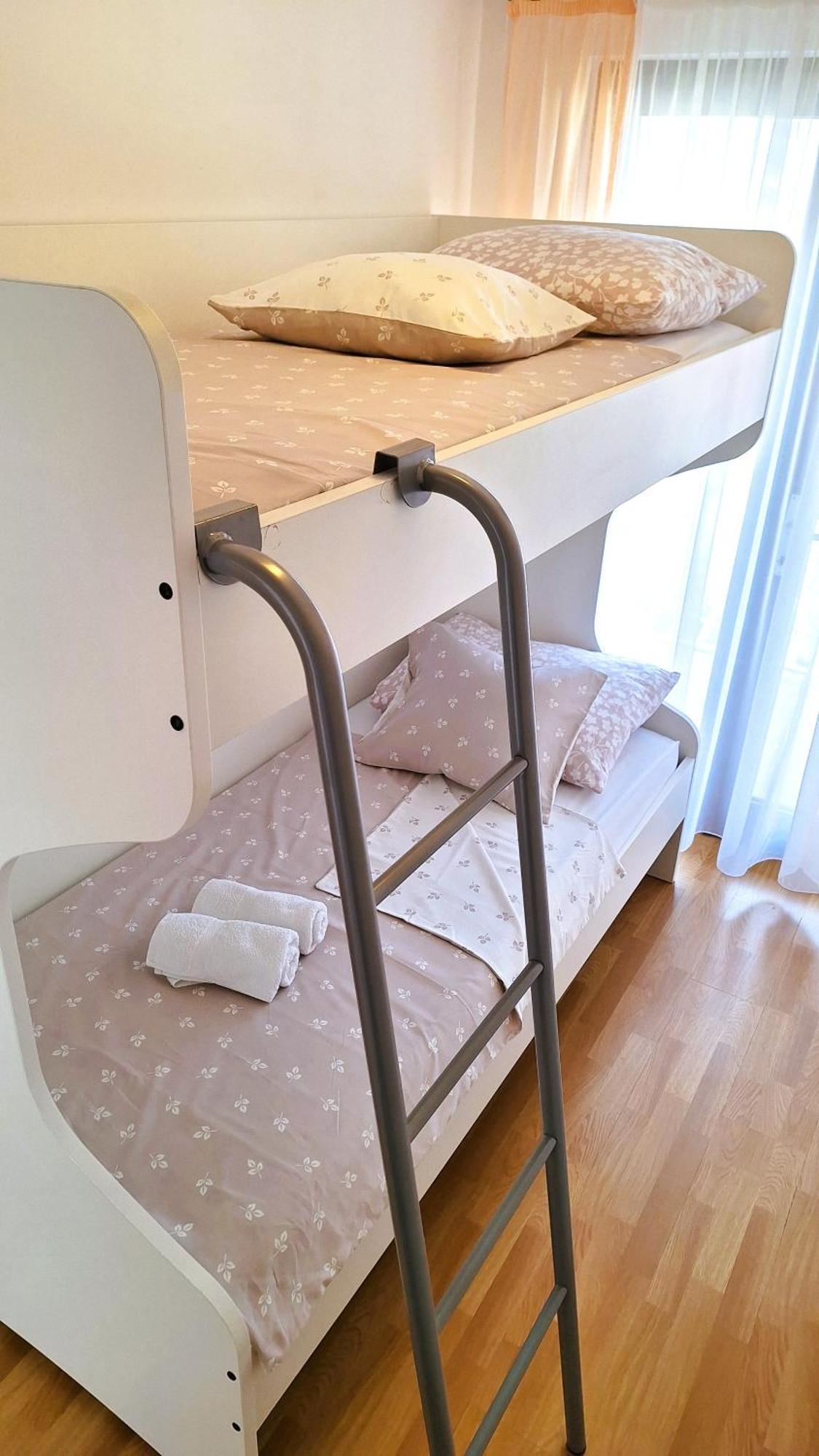 Apartmani I & J Seric Сегет Враница Екстериор снимка